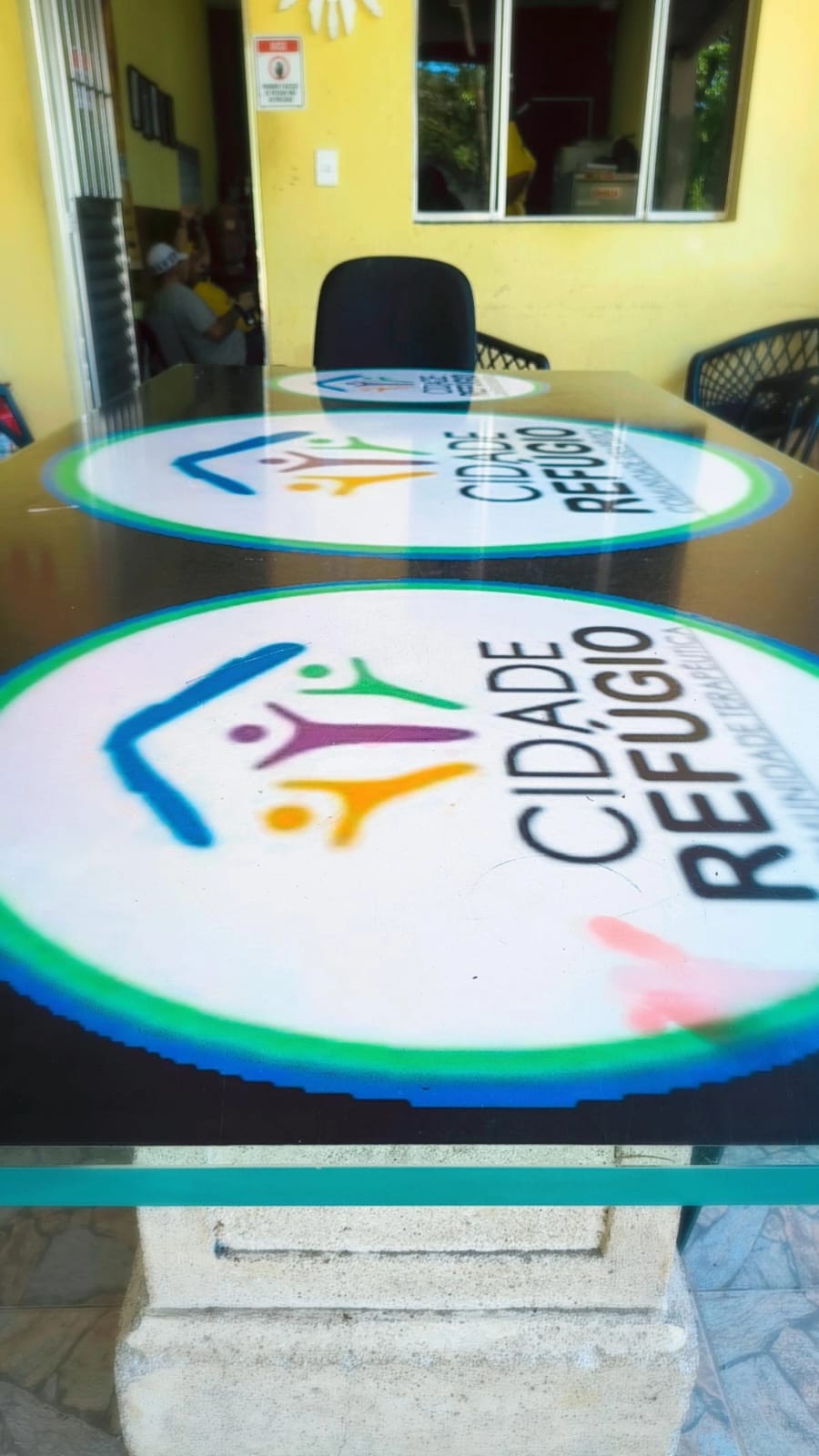 Logo da Cidade Refúgio no piso